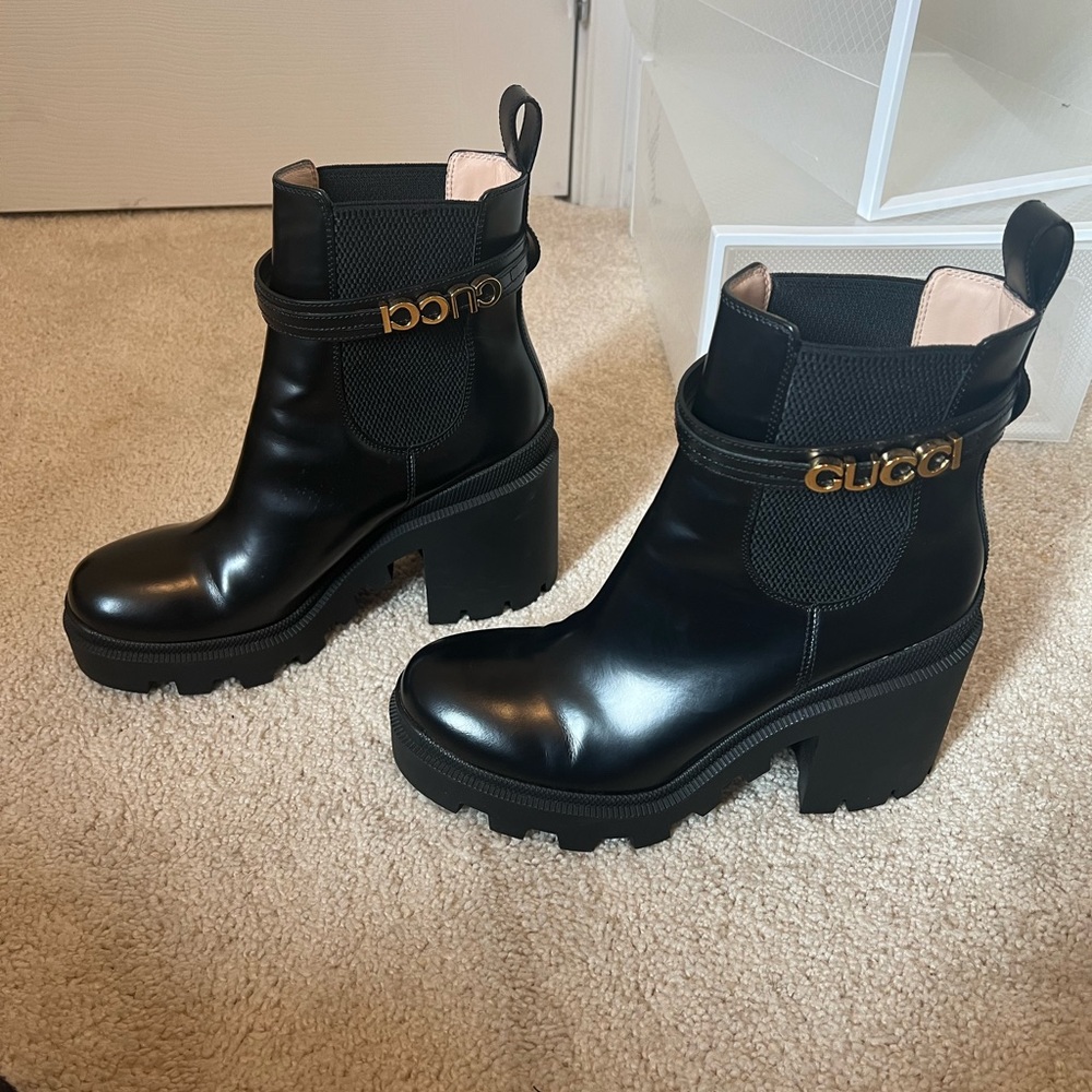Elevate your footwear collection with these exquisite black Gucci boots - Picture 5 of 7
